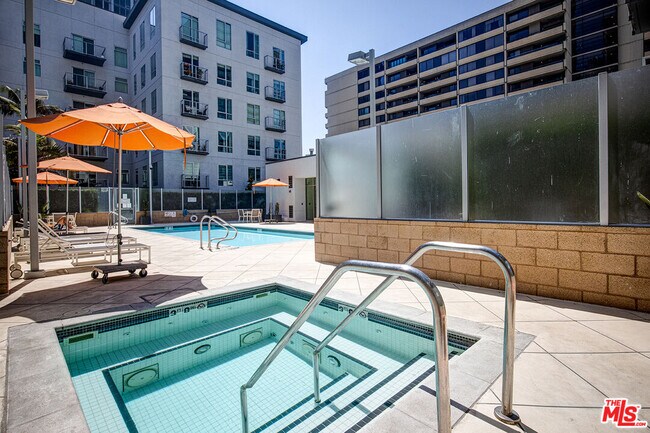 Building Photo - 645 W 9th St