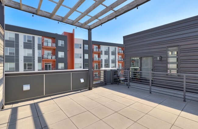 Building Photo - LUXURY TOWNHOME!! 3 Bedroom, 2.5 Bathroom Townhome in Des Moines!