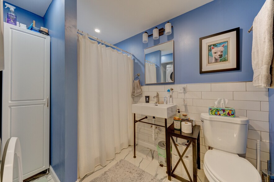 Bathroom - 404 Bassetts Bridge Rd