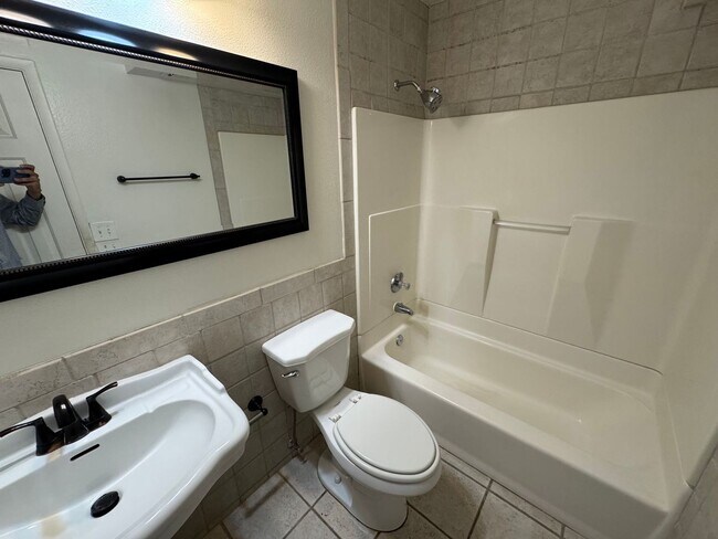 Building Photo - 3 Bedroom - 2  Bedroom - 1656 Sq. Ft - Cas...