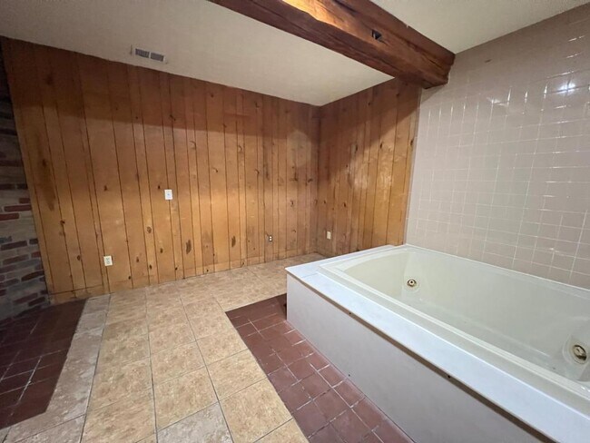 Building Photo - 122 W 9th Ave