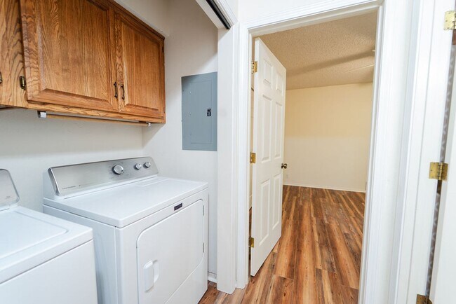 Building Photo - This newly remodeled house is the perfect cozy place to call home. It is 2 bed, 1.5 bath and pet ...
