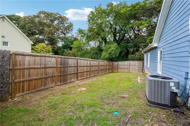 Building Photo - 1425 Shamrock Hill Cir