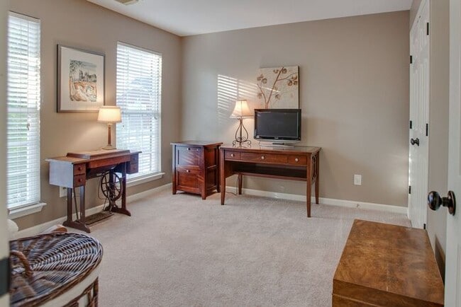 Building Photo - Pristine 5 Bed Fenced Franklin Home!