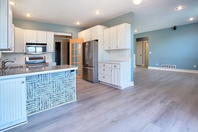 Building Photo - 3 BED 3 BATH HOME ON LAKE