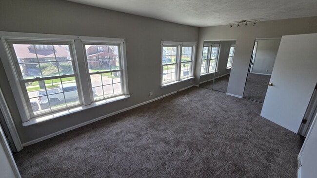 Building Photo - Flexible Layout - Upstairs Space Includes Air Conditioning!