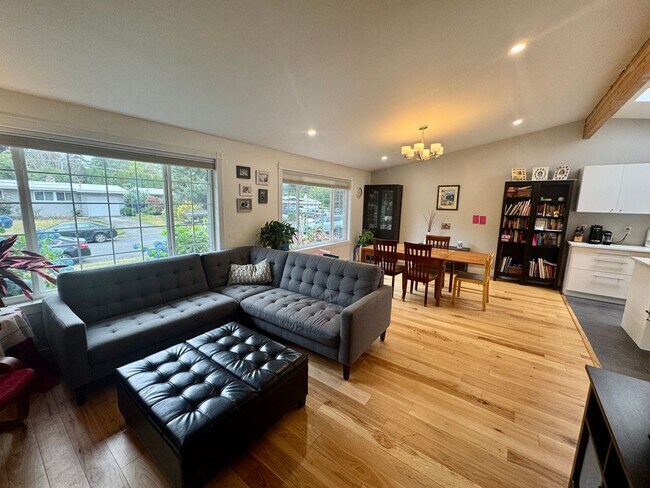 Building Photo - Fantastic Rambler in Lake Hills with A/C!