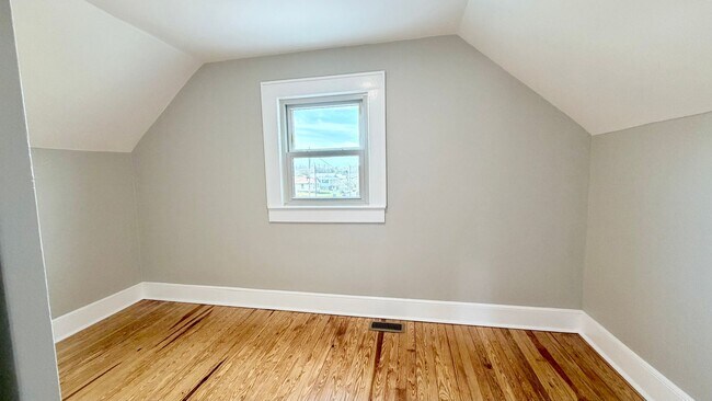 Building Photo - Spacious Updated 5BR Home with Flexible Living Options