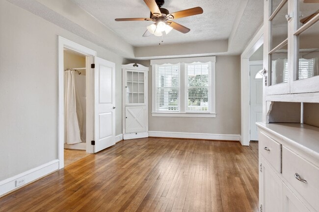 Building Photo - 3307 Kenmore Dr