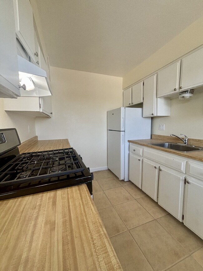 Building Photo - Secure, All-Inclusive 2-Bed with Wi-Fi & U...
