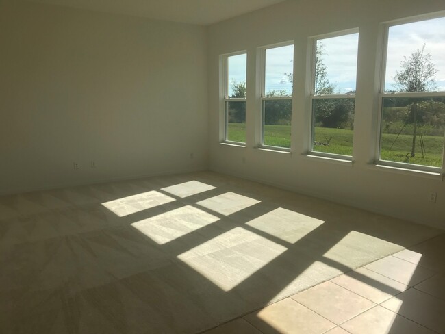 Building Photo - 5 Bedroom 3.5 Bathroom Family Home at Wind...