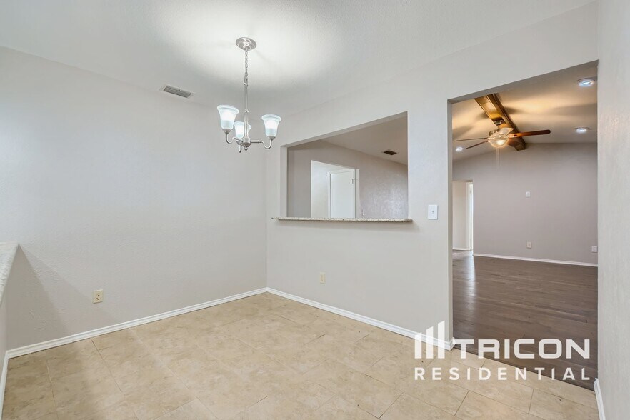Building Photo - 4922 Willowhaven Cir