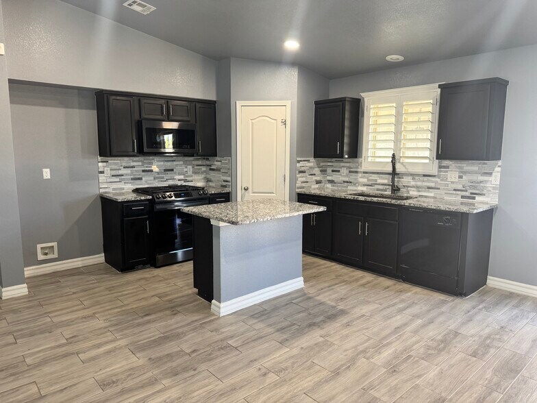 Building Photo - 14233 Escalera Dr