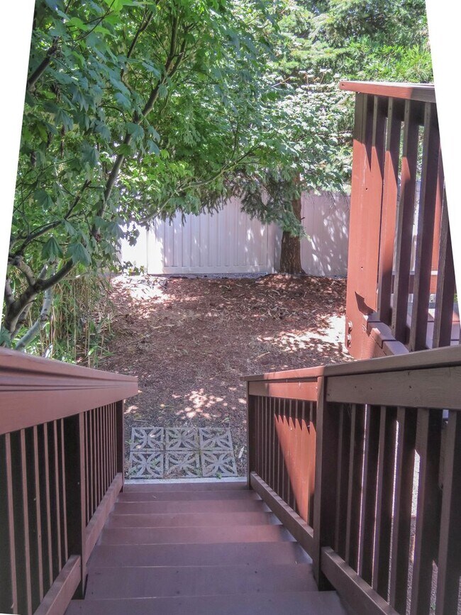 Building Photo - !!!! West Linn Townhome Available 3 Bedroo...