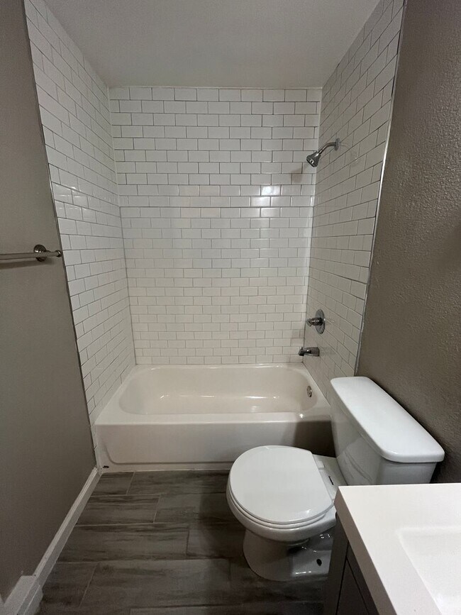 Building Photo - For Rent – Beautifully Remodeled 2-Bedroom Unit in Denver