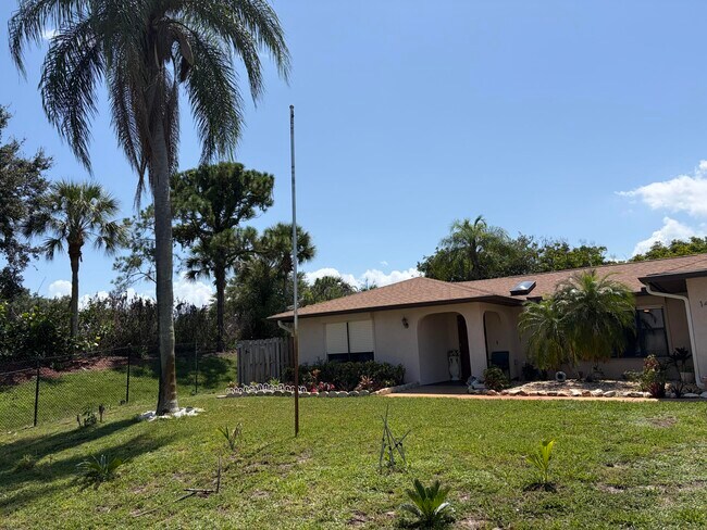 Building Photo - 145 SE Fallon Dr
