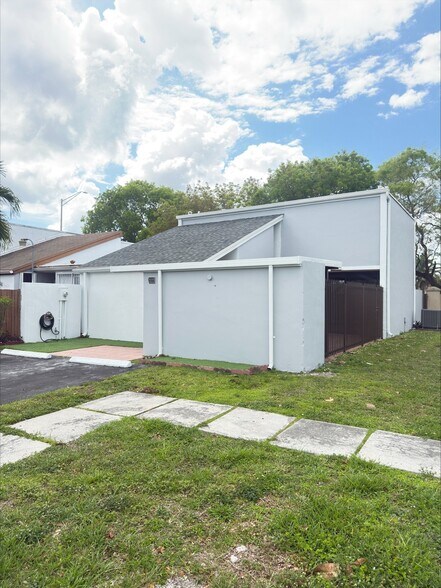 Building Photo - 2560 SW 122nd Ct