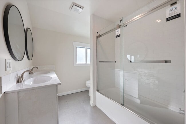 Building Photo - Beautiful Unit in the Heart of Bend!