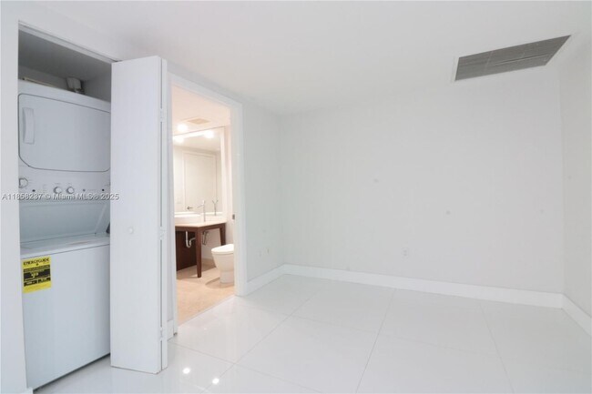 Building Photo - 495 Brickell Ave