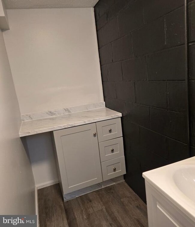 Building Photo - 7801 Hillsway Ave