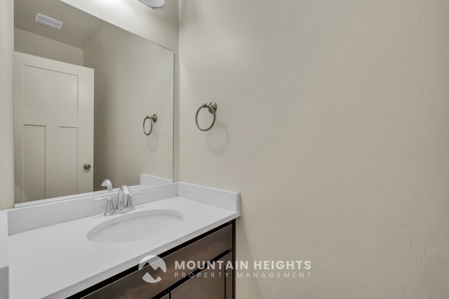 Building Photo - 607 Sawback Ln