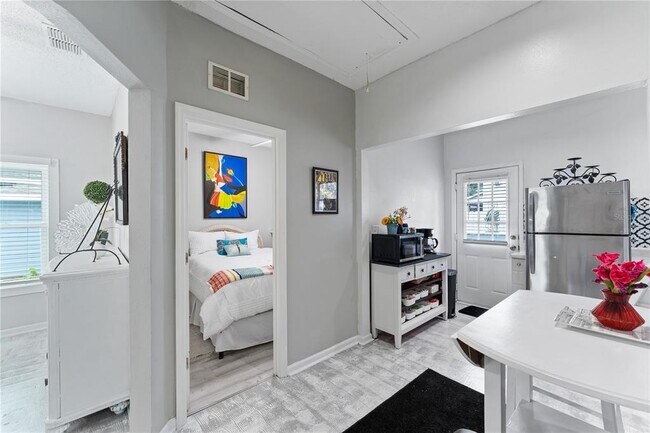 Building Photo - 914 N 8TH St N