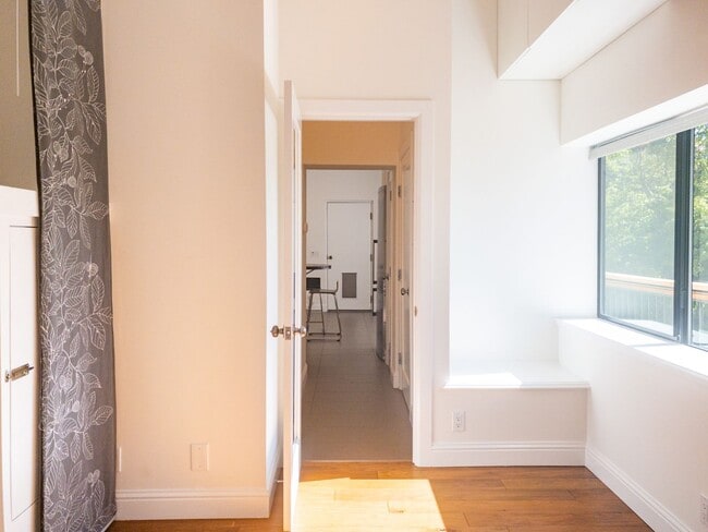 Building Photo - 1Bed/1Bath! Parking! Laundry! Garden! Pet! PROGRESSIVE