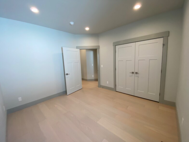 Building Photo - 405 Glade Lp
