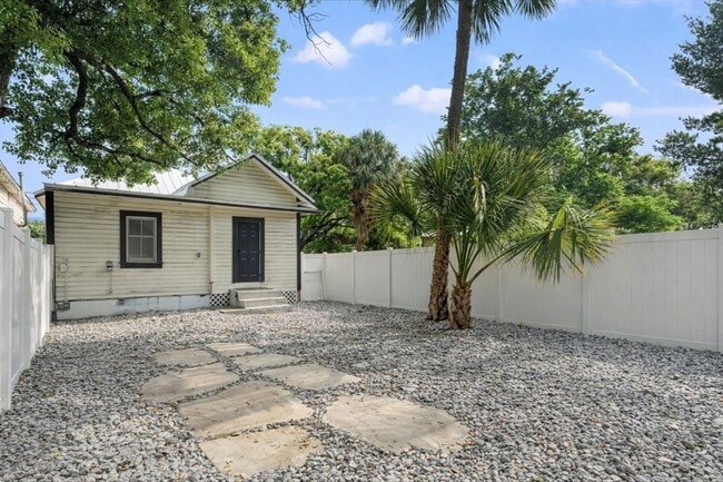 Building Photo - 1213 E 12th Ave