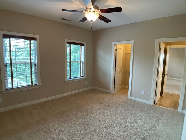 Building Photo - Absolutely Gorgeous and Spacious in Renais...
