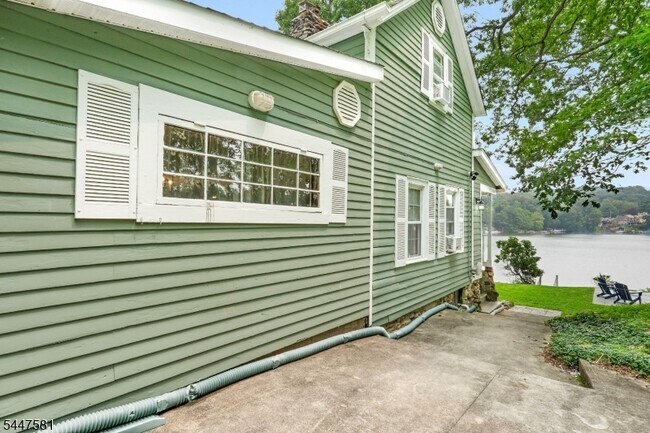Building Photo - 209 Hudson Ave
