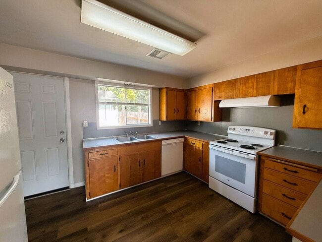 Building Photo - Two Bedroom Home with Bonus Room/Office in...
