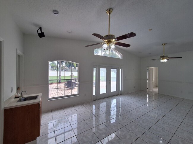 Building Photo - Spacious 4-Bed, 3-Bath Belle Isle Home wit...