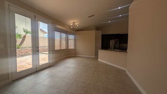 Building Photo - 3 bedroom 1 story house with large backyar...