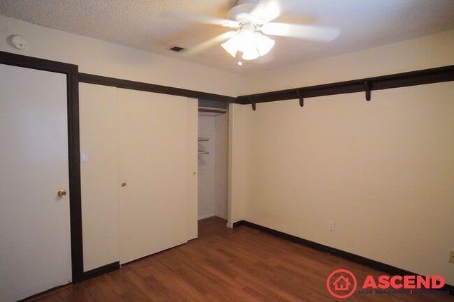 Building Photo - Remarkable Home Near Old River and White Ln!