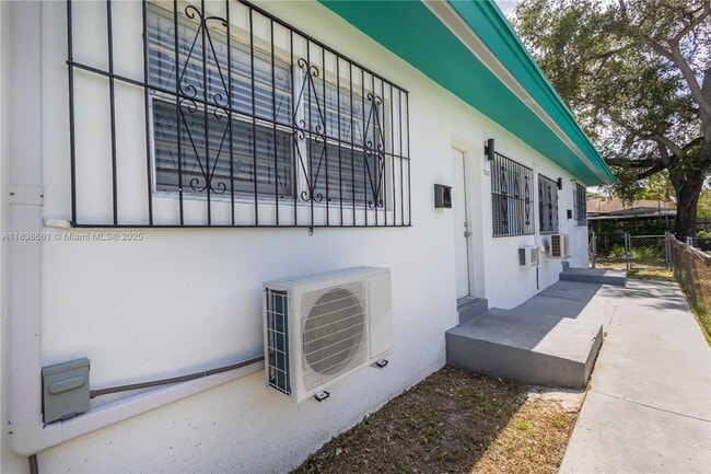 Building Photo - 7010 NW 5th Pl