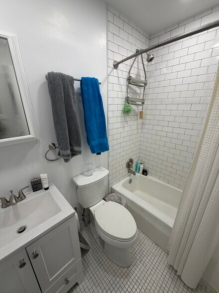 Building Photo - 515 W Wrightwood Ave