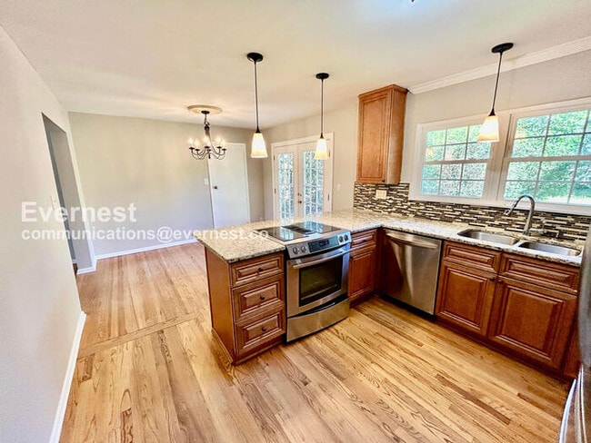 Building Photo - 3 Bed, 2.5 Bath Home with Fenced Yard & Garage / Pet-Friendly / Coming Soon!