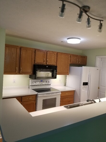 Building Photo - 400 Lakeview Dr