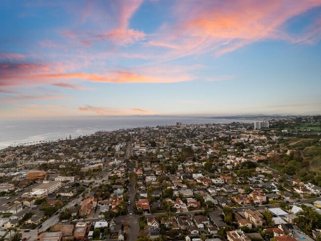 Building Photo - 6333 La Jolla Blvd