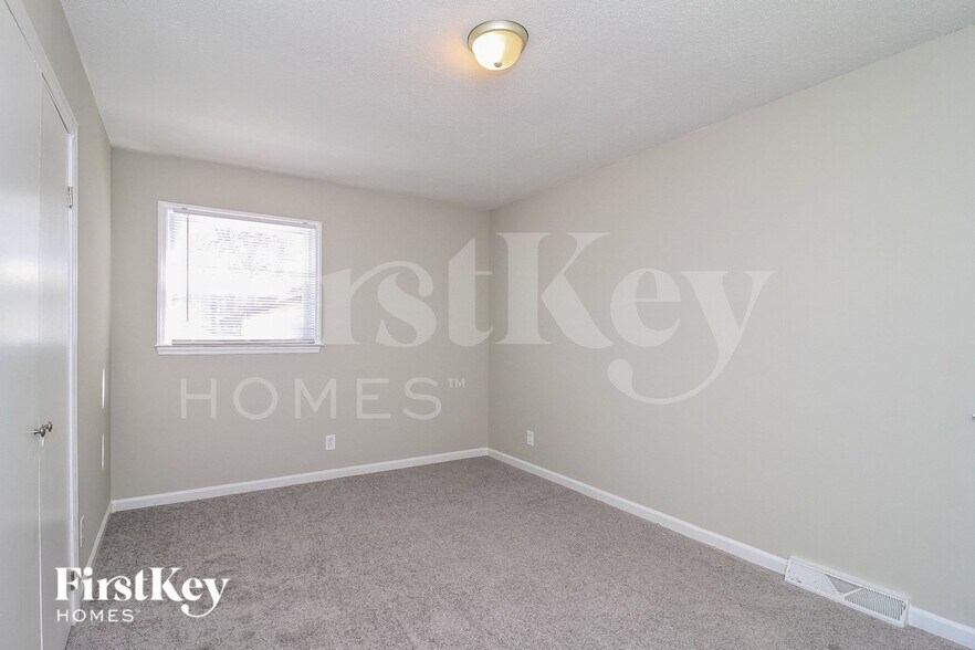Building Photo - 318 Elm Dr