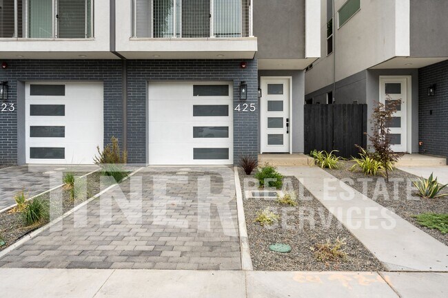 Building Photo - Elegant Modern Living