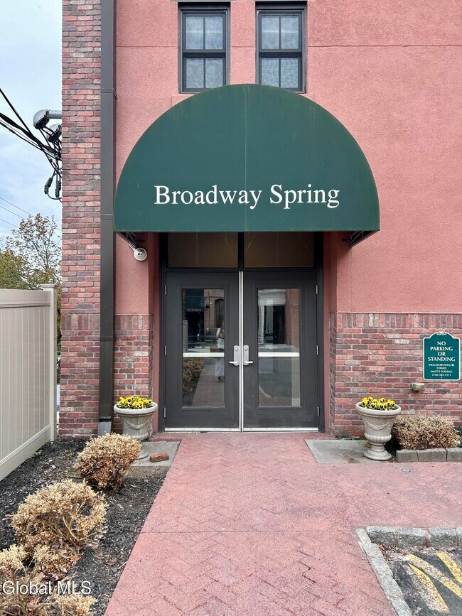 Building Photo - 5 Spring St