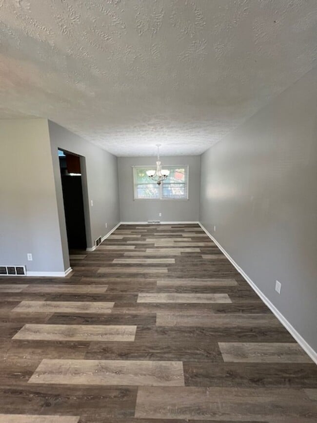 Building Photo - 3 Bedroom In Roanoke Estates!!