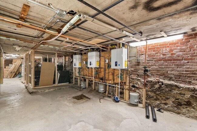 Building Photo - 473 E 5th St