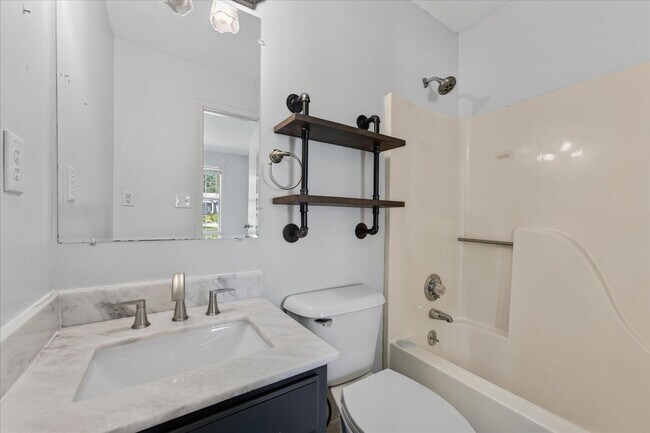 Building Photo - 727 Acorn Dr