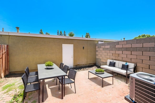 Building Photo - Beautiful 2 bedroom Irvine Townhome