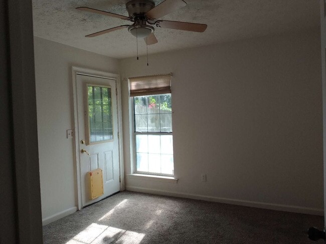Building Photo - 525 Longwood Ln