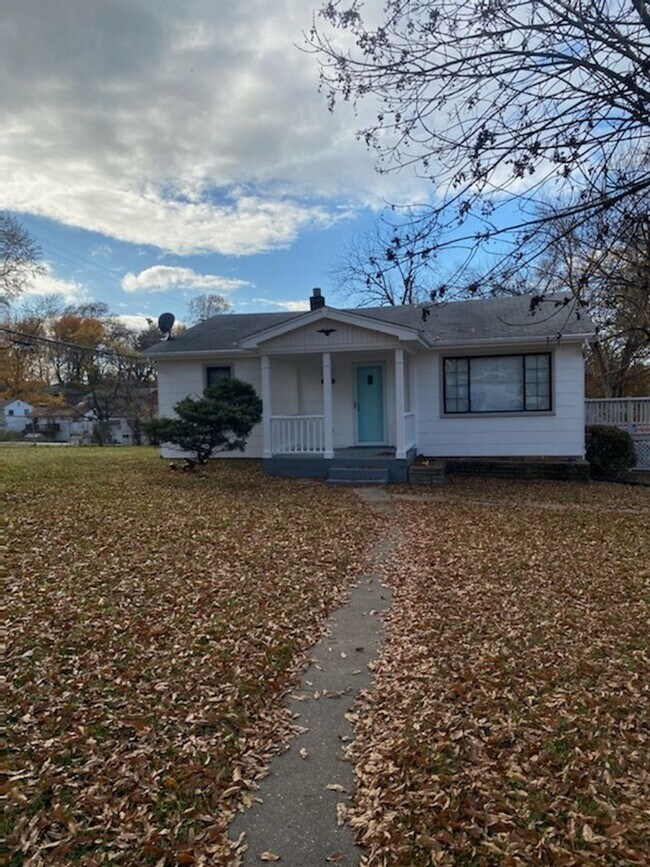 Building Photo - Coming soon! Spacious 3 Bed 2 Bath Home!