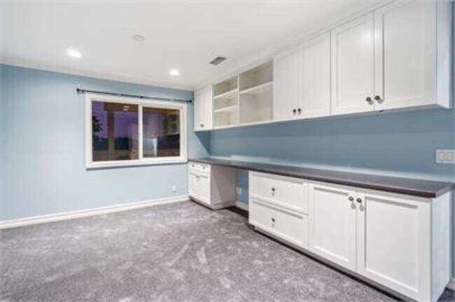 Building Photo - Large 5 bed Masterpiece Home with Back Bay...
